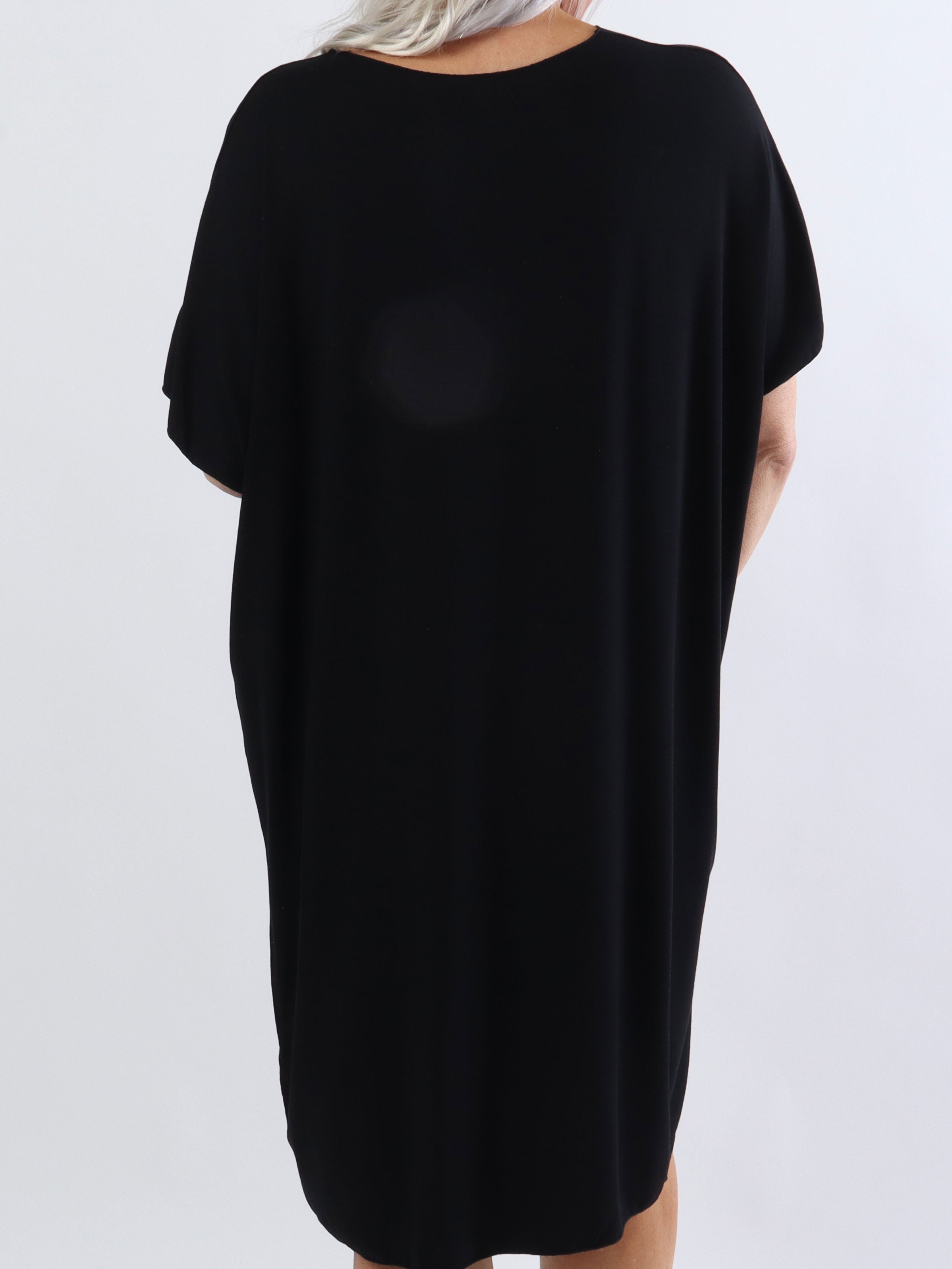 Vogue - Plus size t-shirt klänning i viskos med guldtryck